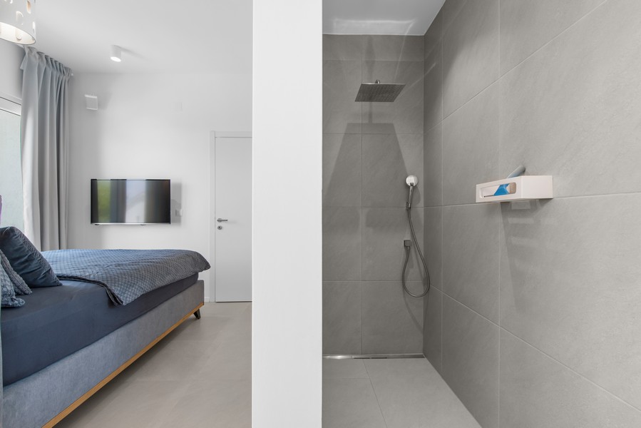 Moderná kúpeľňa so sprchovacím kútom vo vile na predaj na Istrii v podaní Panorama Scouting