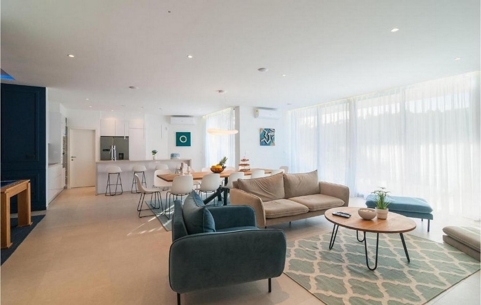 Otvorený obývací priestor s kuchyňou v modernej luxusnej vile na ostrove Brač v Chorvátsku