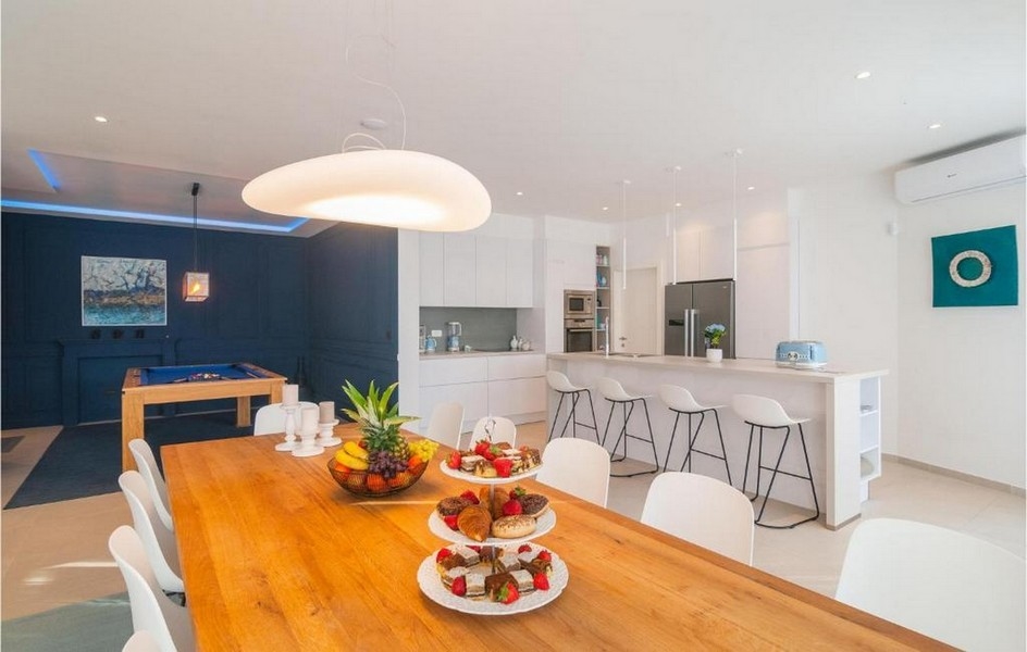 Kuchyňa a jedálenský kút s moderným interiérom v luxusnej vile na ostrove Brač v Chorvátsku.