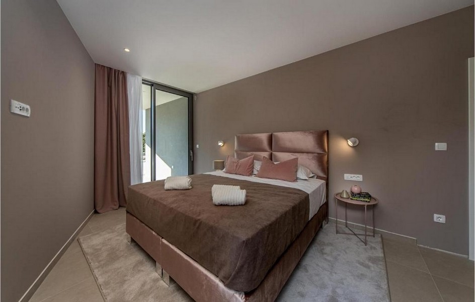 Elegantná spálňa s prístupom na terasu v luxusnej vile na ostrove Brač.