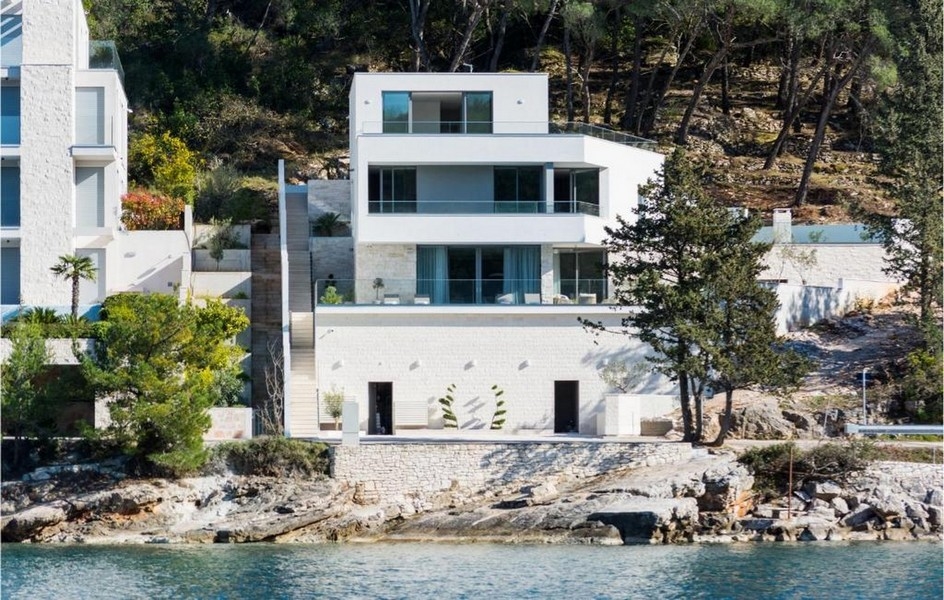 Pohľad z boku na bielu luxusnú vilu na ostrove Brač, Chorvátsko