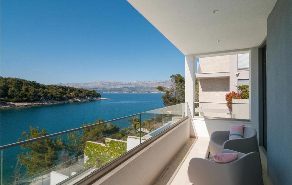 Balkón s výhľadom na more v luxusnej vile na ostrove Brač, Chorvátsko