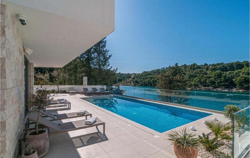 Terasa pri bazéne s výhľadom na pokojnú zátoku na ostrove Brač, Chorvátsko