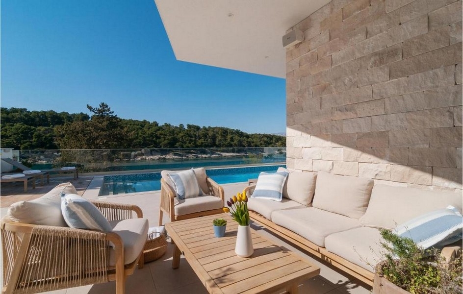 Útulné vonkajšie posedenie v luxusnej vile s výhľadom na more na ostrove Brač, Chorvátsko