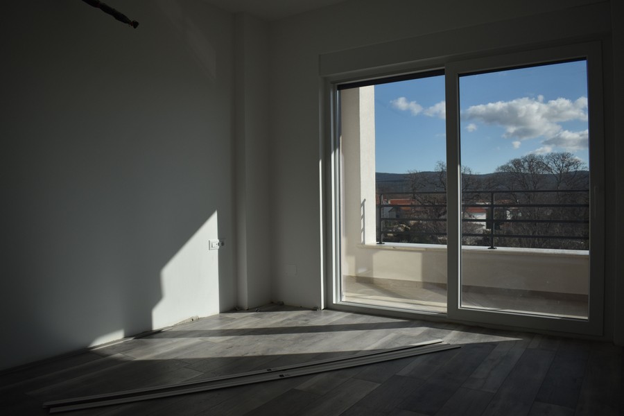 Prázdna izba s prístupom na balkón a výhľadom na more v modernej vile na Krku.