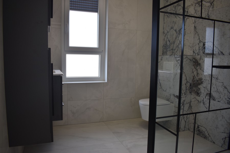 Moderná kúpeľňa s mramorovým obkladom a WC vo vile na predaj na ostrove Krk v Chorvátsku.