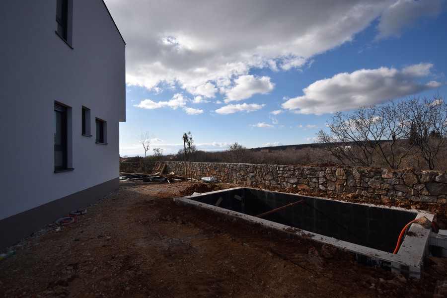 Začiatok výstavby bazéna vedľa vily na predaj na ostrove Krk v Chorvátsku s výhľadom na krajinu.