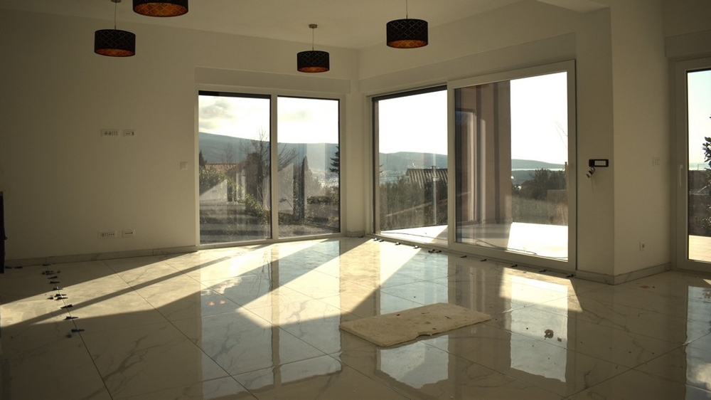 Svetlý interiér s oknami s výhľadom na ostrov Krk v novopostavenej vile.