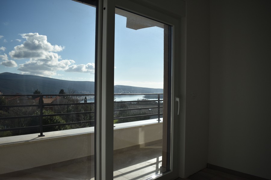 Otvorené dvere na balkón s výhľadom na more v novopostavenej vile na ostrove Krk.