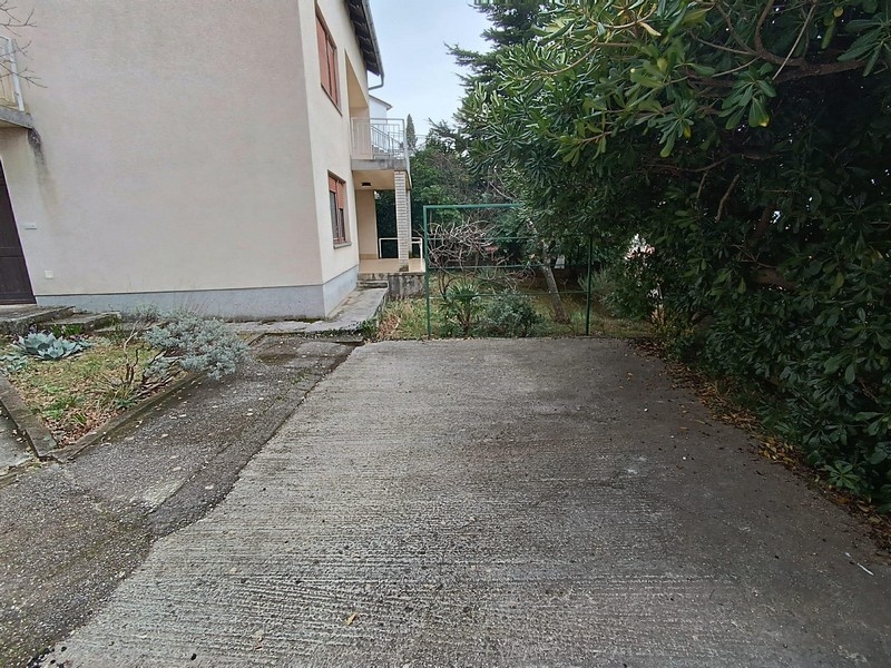 Vchod a zadná časť bytového domu na predaj v Crikvenici, Chorvátsko, so záhradou