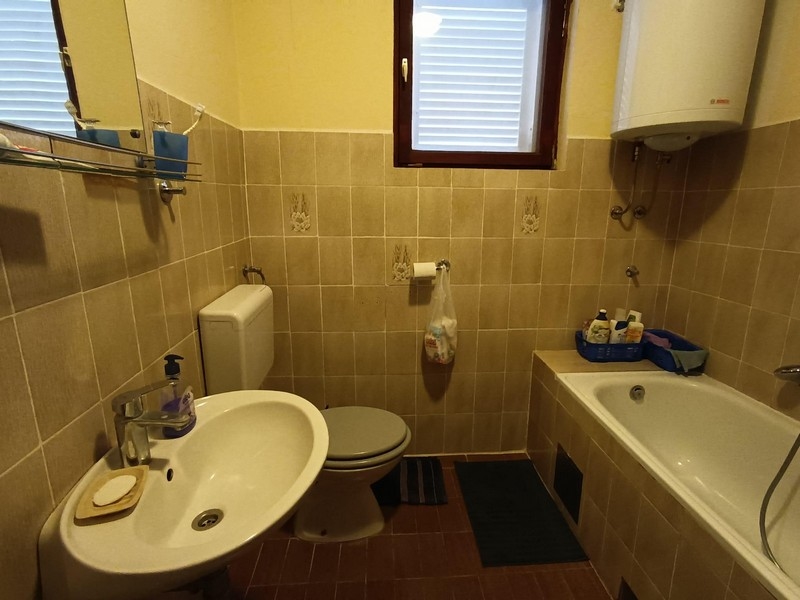 Kúpeľňa s vaňou a WC v apartmánovom dome na predaj v Crikvenici, Chorvátsko