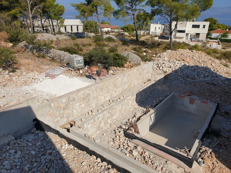 Hrubá stavba vily na predaj na ostrove Brač v Chorvátsku, s výhľadom na more