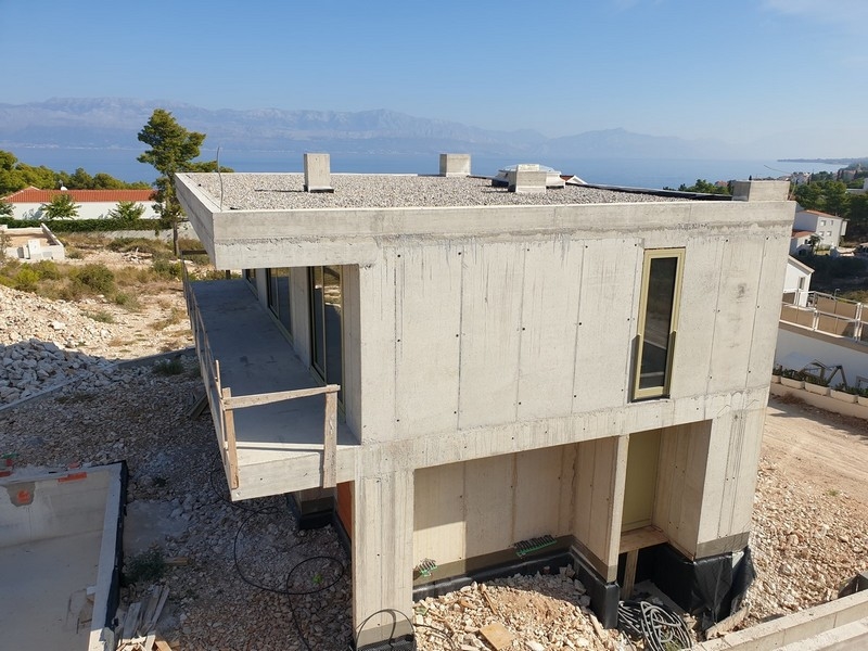 Pohľad zhora na stavenisko modernej vily na predaj na ostrove Brač v Chorvátsku.