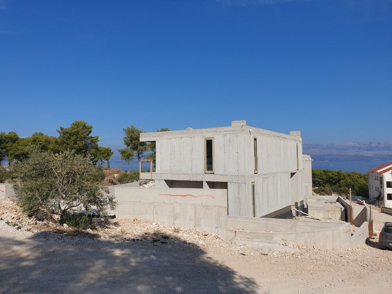 Rozostavaná vila na predaj na ostrove Brač v Chorvátsku, s čiastočne dokončenou fasádou.