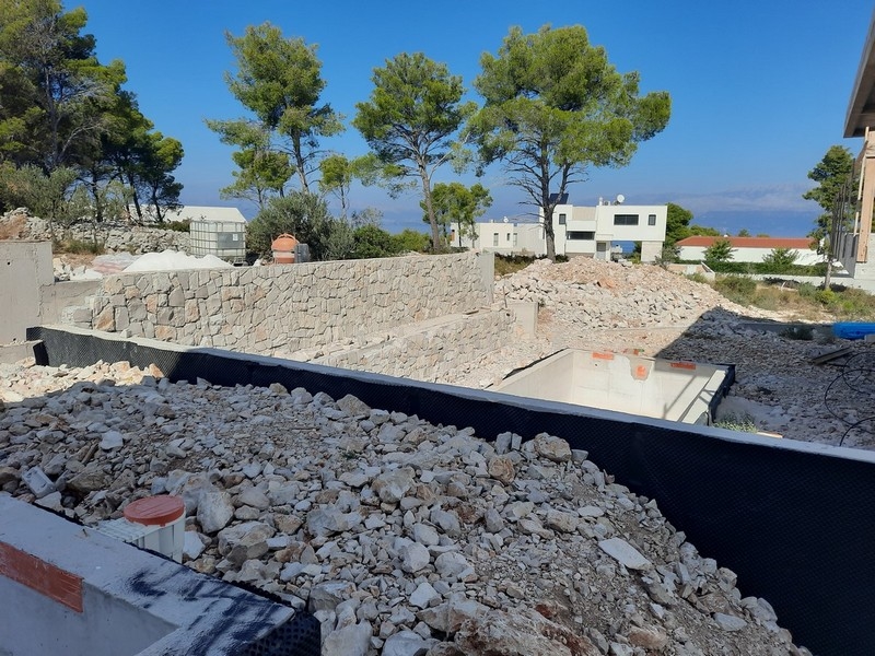 Stavebné práce na modernej vile na predaj na ostrove Brač, Chorvátsko, s výhľadom na more.