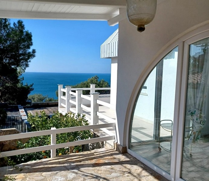 Terasa vily na predaj s výhľadom na Jadranské more na ostrove Cres, Chorvátsko, s bielym zábradlím a stromami