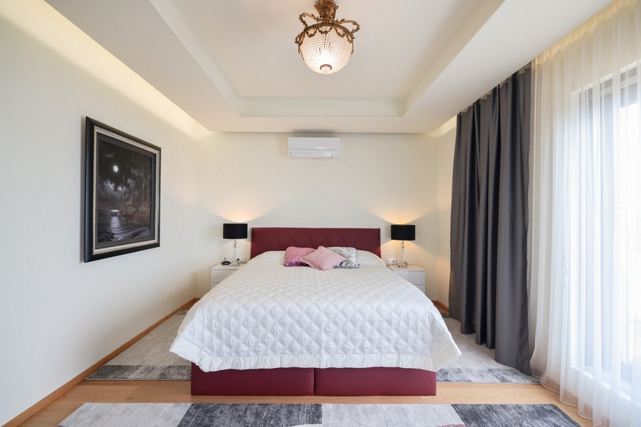 Spálňa vo vile na predaj na ostrove Ugljan v Chorvátsku s veľkou posteľou a elegantným interiérom