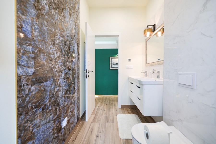 Moderná kúpeľňa s mramorovými prvkami vo vile na predaj v Ugljan, Chorvátsko, s výhľadom na chodbu