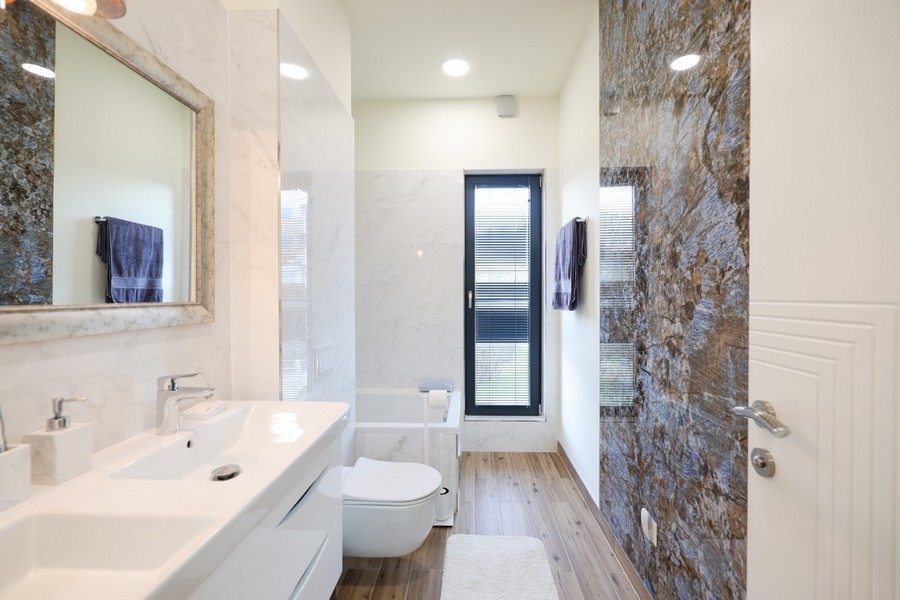 Priestranná a svetlá kúpeľňa s dvojitými umývadlami v luxusnej vile na ostrove Ugljan v Chorvátsku