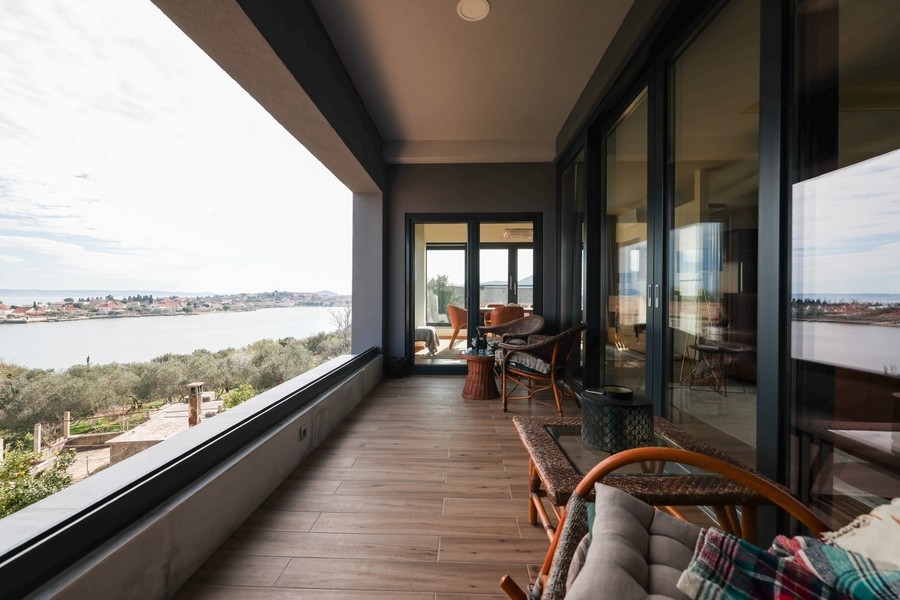 Krytá terasa vily na predaj na Ugljane s pohodlným posedením a panoramatickým výhľadom na Jadranské more.