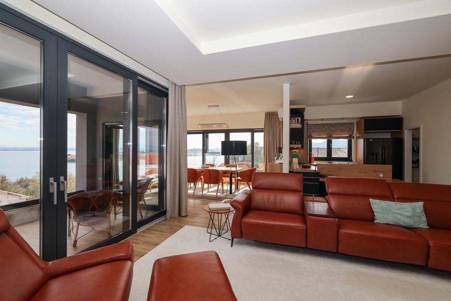 Obývacia izba s koženou sedačkou v tvare L a otvoreným prechodom do kuchyne vo vile na Ugljane, ktorá je na predaj