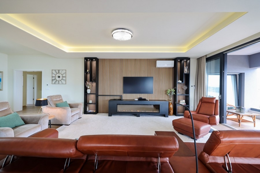 Elegantná obývacia izba s moderným nábytkom a nepriamym osvetlením vo vile na predaj na ostrove Ugljan