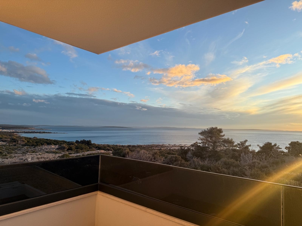 Pokročilá výstavba modernej vily v Novalji v Chorvátsku s vonkajším výhľadom a otvorenými obytnými priestormi