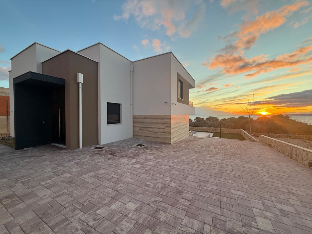 Vstupný priestor modernej vily vo výstavbe na predaj v Novalji v Chorvátsku s výhľadom na okolitú krajinu