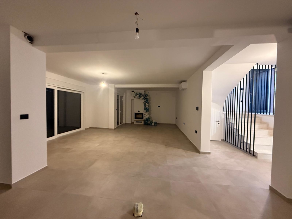 Moderný obytný priestor H2926 na prízemí vily na Pagu v Chorvátsku.