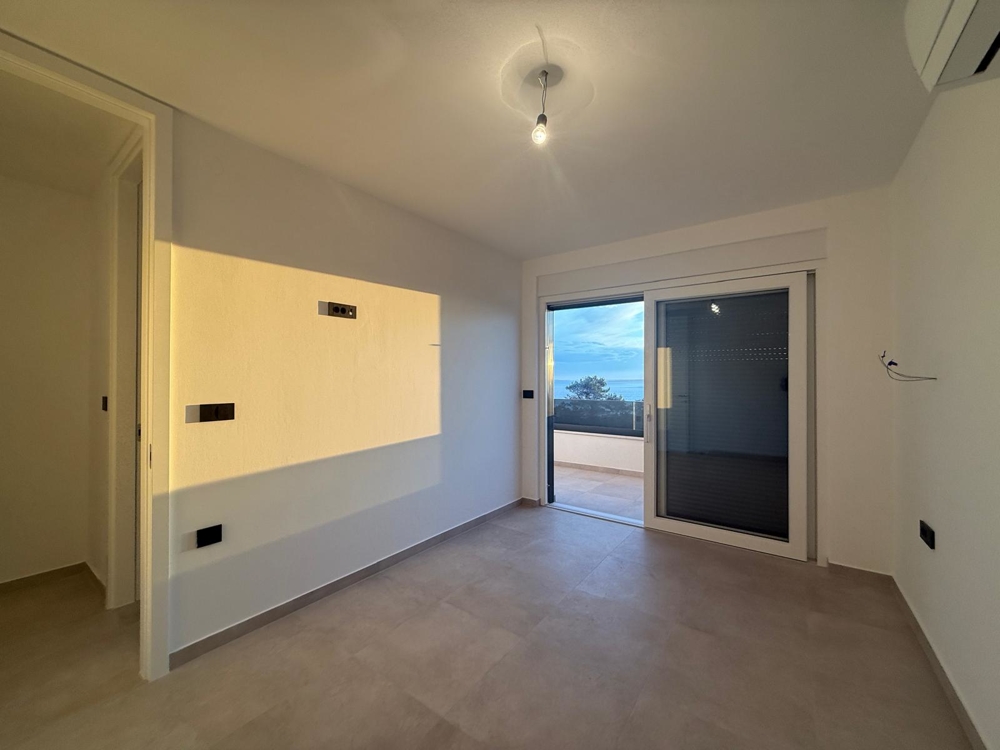 Výhľad zo spálne a terasy.