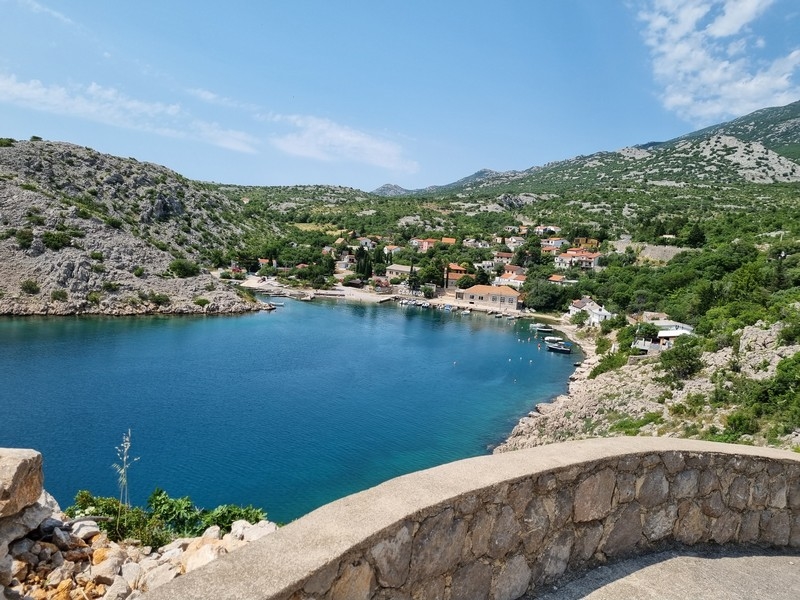 Pohľad na more a okolité domy v Karlobagu, Chorvátsko, pohľad z bytového domu na predaj