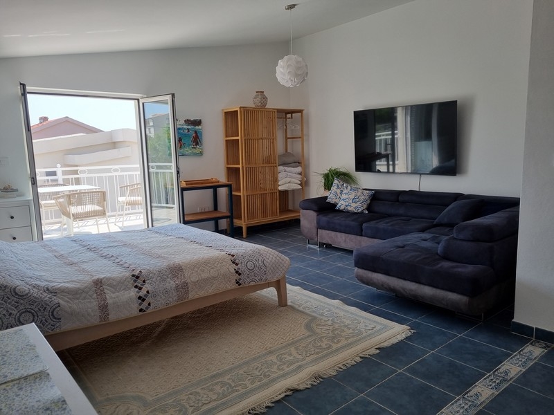 Priestranná spálňa s výstupom na terasu v bytovom dome na predaj v Karlobagu, Chorvátsko