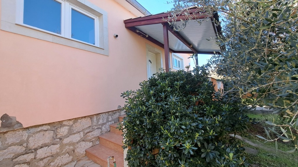 Predný dom s verandou a stredomorskými rastlinami, prímorská nehnuteľnosť v Chorvátsku