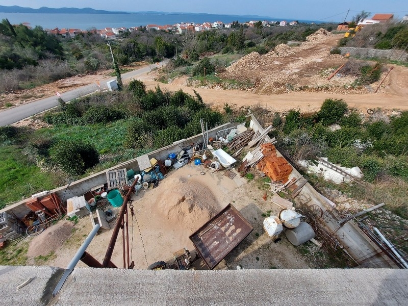 Pohľad na stavenisko s čiastočne dokončeným rodinným domom na predaj v Diklo, neďaleko Zadaru, Chorvátsko