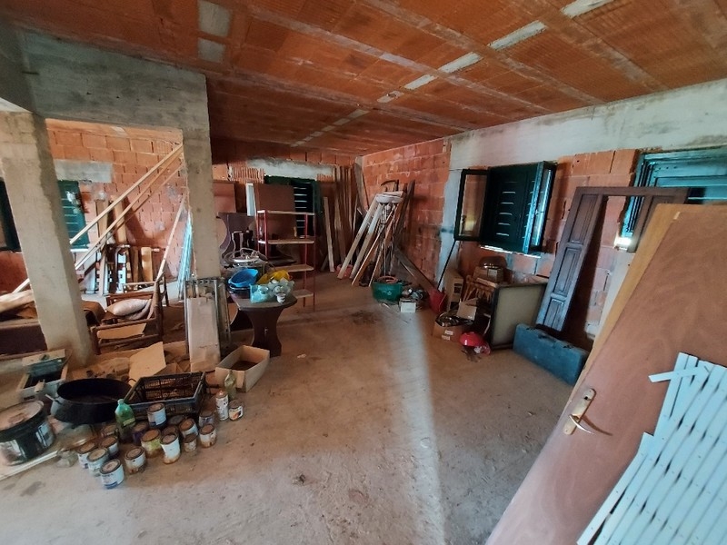 Vnútorný pohľad na nedokončený rodinný dom v Diklo v Chorvátsku so stavebným materiálom a náradím