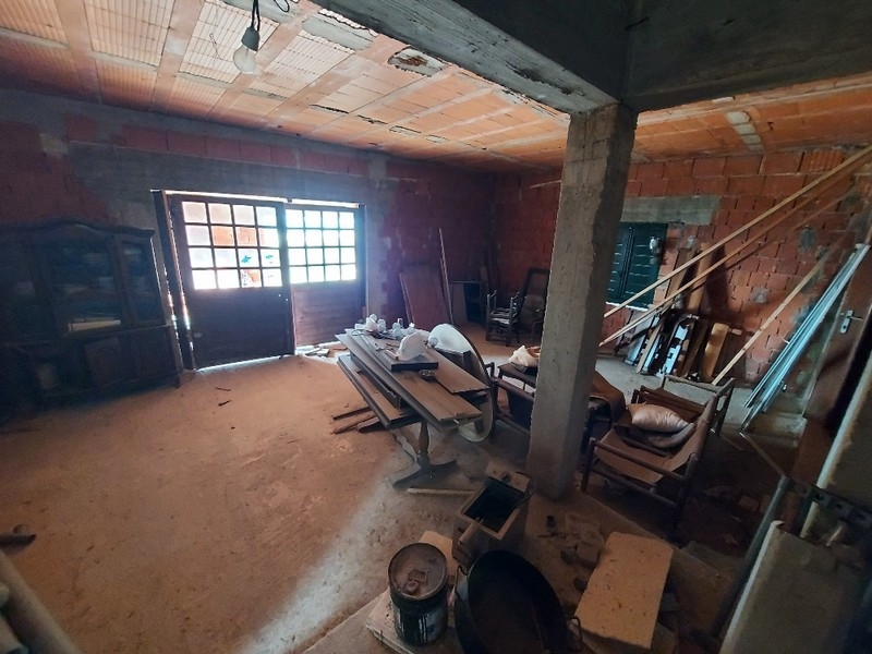 Vnútorný pohľad na prízemie domu v stave dokončenia v Diklo, Chorvátsko, so surovými tehlovými stenami a otvormi