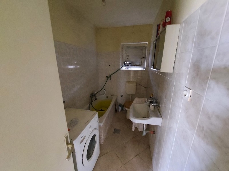 Čiastočne dokončená kúpeľňa v dome na predaj v chorvátskom Diklo s práčkou a stavebnými prvkami