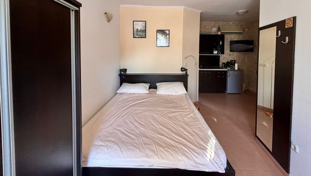 Alternatívny pohľad na svetlú kúpeľňu so sprchovacím kútom v nehnuteľnosti v Chorvátsku