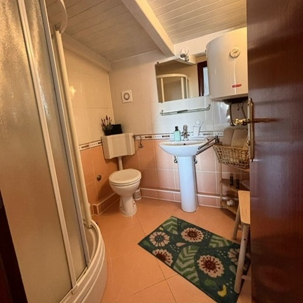 Kúpeľňa so sprchovacím kútom