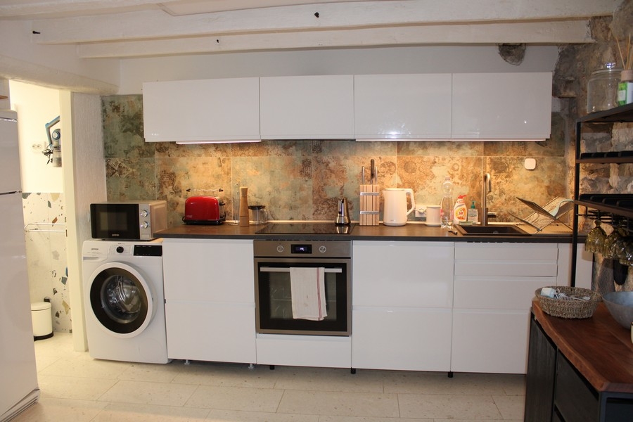 Kompletne vybavená kuchyňa v zrekonštruovanom dome v Murteri, na predaj v Chorvátsku