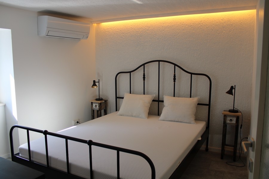 Útulná spálňa s manželskou posteľou, kamenný dom v Murteri