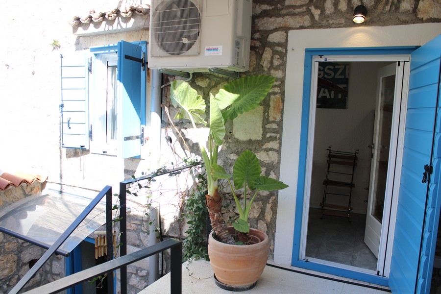 Vstupná časť kamenného domu s modrými dverami - Nehnuteľnosť H2957 Chorvátsko.
