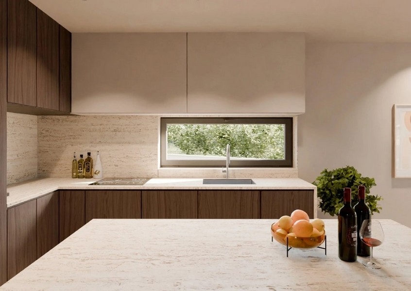 Elegantná kúpeľňa s dvojitým umývadlom, zrkadlami, mramorovými detailmi a zlatým zariadením vo vile s výhľadom na more