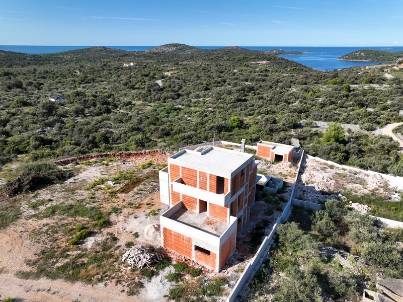 Detailný záber jacuzzi na terase chorvátskeho pozemku s výhľadom na západ slnka