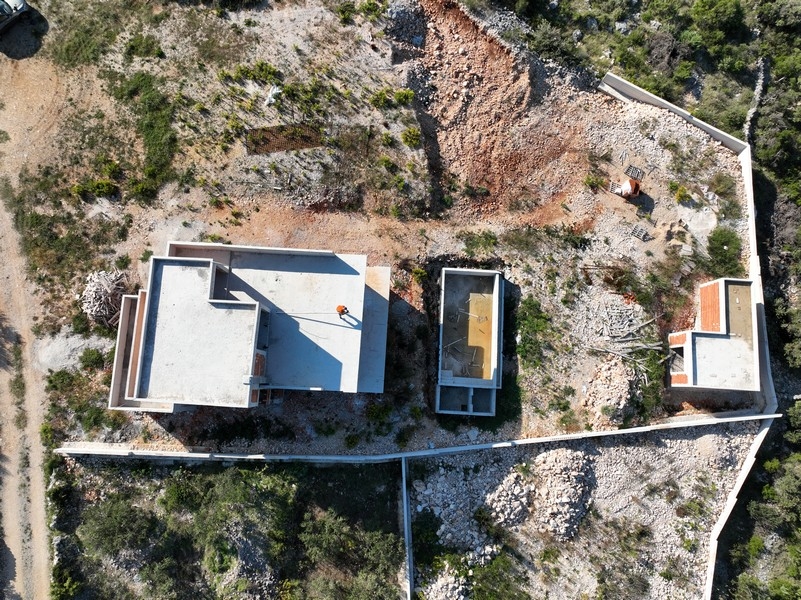 Štýlová obývacia izba s veľkými oknami v chorvátskej nehnuteľnosti, výhľad na more