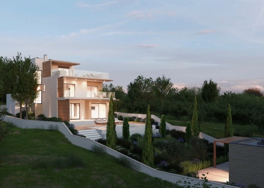 Útulná obývačka s krbom v modernej vile v Chorvátsku, výhľad na more za súmraku