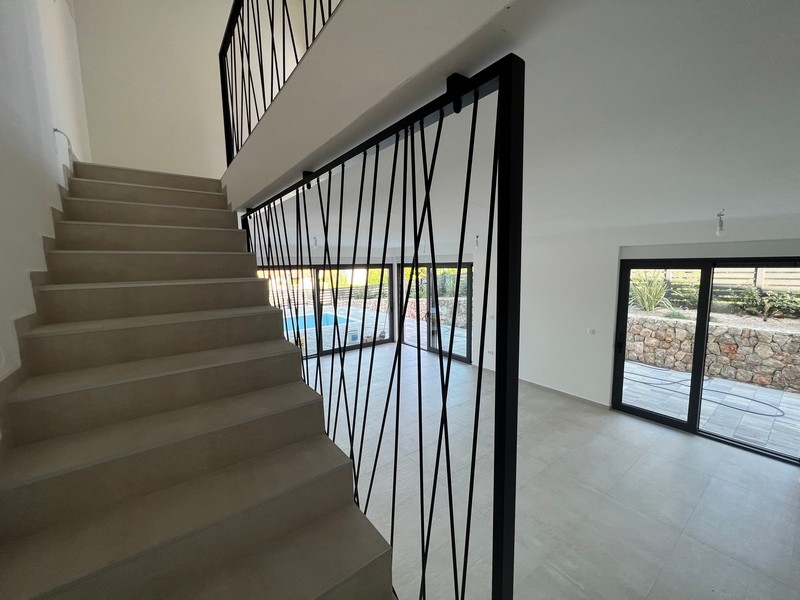 Izby s priamym prístupom na terasu, typický prvok pre realitný priemysel v Chorvátsku.