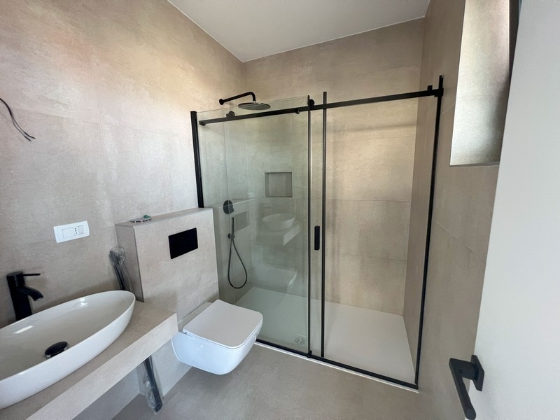 Priechodná časť s výhľadom na prázdne priestory, odrážajúca priestrannosť nových nehnuteľností v Chorvátsku.