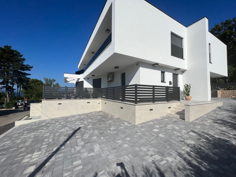 Elegantná vonkajšia perspektíva vily v Njivice, ktorá ukazuje čaro trhu s nehnuteľnosťami v Chorvátsku.