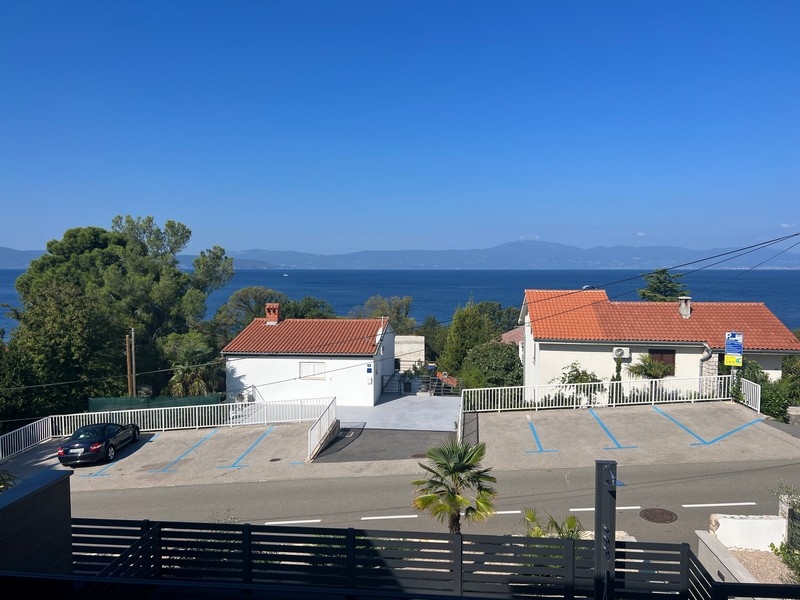 Výhľad na more z priestrannej terasy, typickej pre kvalitné nehnuteľnosti v Chorvátsku, v malom mestečku Njivice.